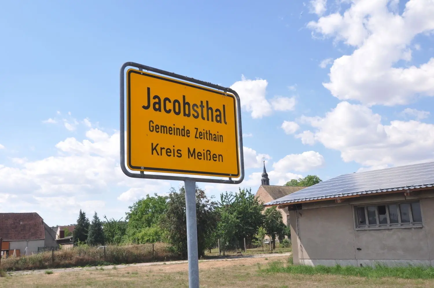 Jacobsthal an der Landesgrenze von Brandenburg zu Sachsen. Der Ort ist nur knapp einer Feuerkatastrophe entgangen. „Ohne die Hilfe der Kameraden aus Brandenburg würde es den Ort heute so nicht mehr geben“, sagt der einstige Wehrleiter und heutige Gerätewart der örtlichen Feuerwehr.