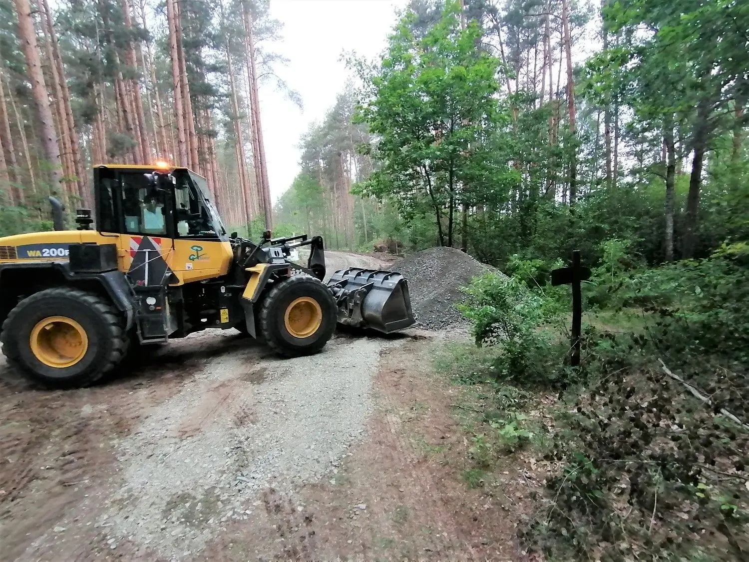 Mit mobiler Erdbautechnik, Schotter und Splitt werden die Waldwege im Naturpark-Landeswald nördlich von Plessa so hergerichtet, dass auch Feuerwehrfahrzeuge sicher darauf rollen können.