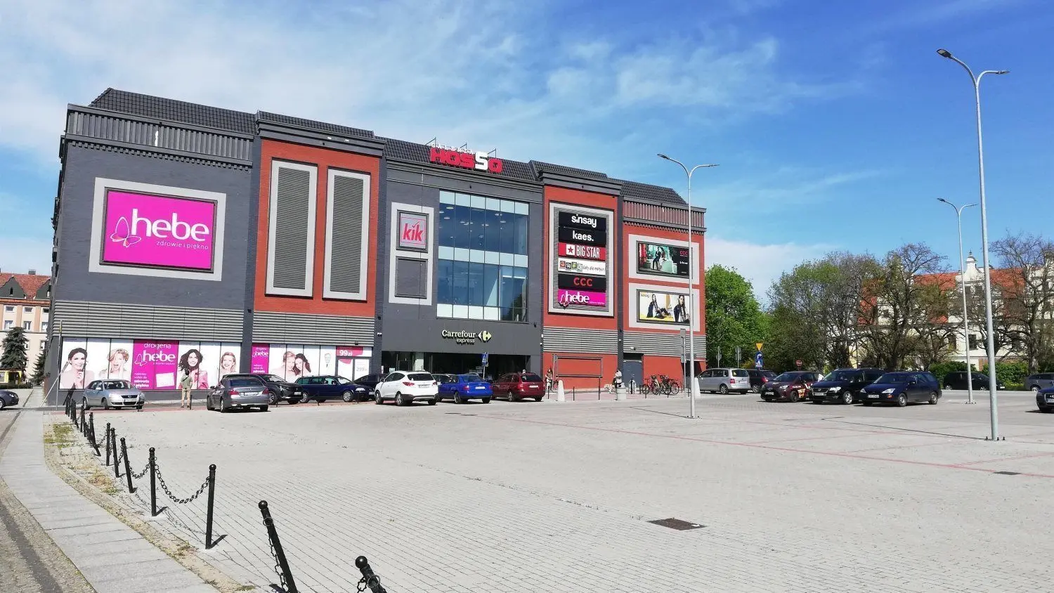 Viele Parkplatz, wenig Autos an der Galerie Hosso in Gubin. Die Geschäfte sind wieder geöffnet unter Auflagen, doch die Kundschaft fehlt.