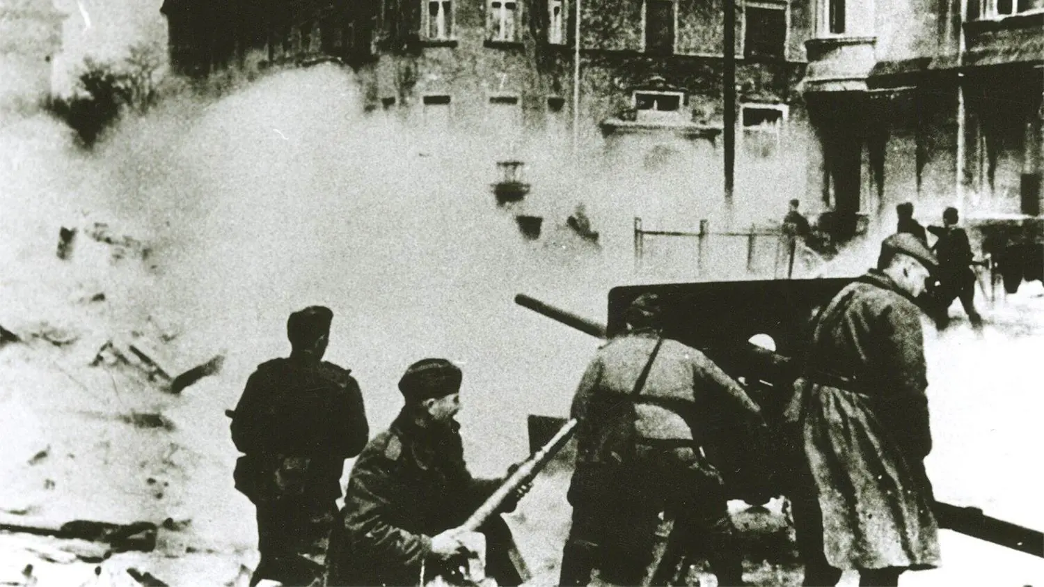 Zweiter Weltkrieg: Das bekannteste Bild der Schlacht um Forst. In den Apriltagen 1945 fotografierte der sowjetische Frontberichterstatter R. Mazelev dieses sowjetische Geschütz in der Triebeler Straße.