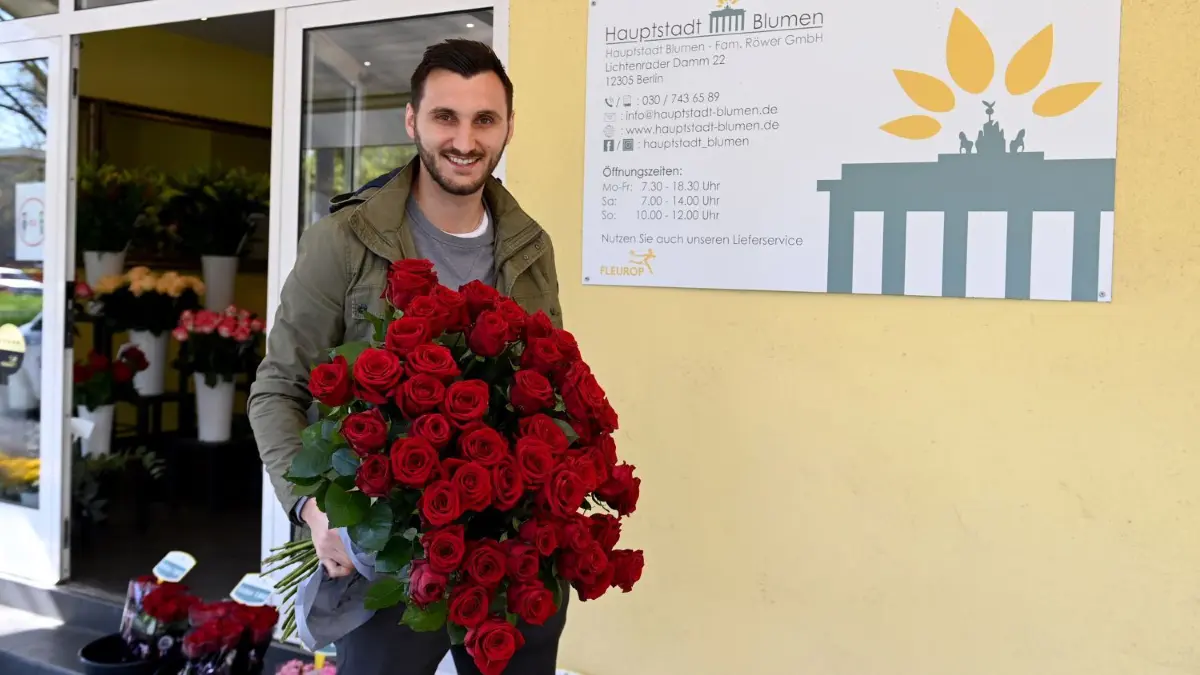 Fleißig: Das Geschäft „Hauptstadt Blumen“ mit acht Angestellten hat Röwer selbst gegründet. Zudem ist der ehemalige Cottbuser Stürmer Geschäftsführer in zwei Blumenläden seiner Familie.
Fussball, Herren, Saison 2021/2022, Regionalliga Nordost, FC Energie Cottbus, der ehemalige Energie-Profi Paul Röwer betreibt in Berlin am Lichtenrader Damm das Blumen-Geschäft Hauptstadt Blumen, 27.04. 2022, Foto: Matthias Koch