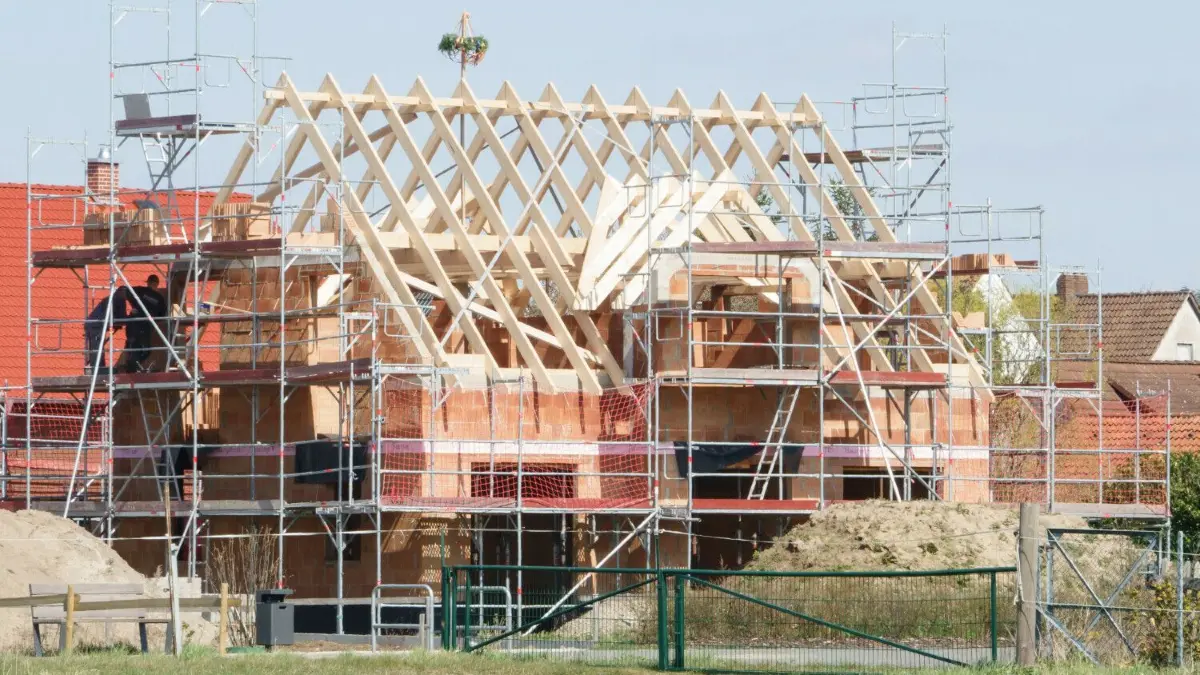 Das Bauen eines Hauses ist im vergangenen Jahr erheblich teurer geworden. Das betrifft Grundstückspreise, Kredite, Material und einzelne Gewerke. (Symbolfoto)
ARCHIV - Zum Themendienst-Bericht vom 14. Februar 2023: Ob das den zuletzt unter Druck geratenen Wohnungsbau wieder anheizt? Im Januar sind die Kreditzinsen leicht gesunken. Foto: Mia Bucher/dpa/dpa-tmn - Honorarfrei nur für Bezieher des dpa-Themendienstes +++ dpa-Themendienst +++