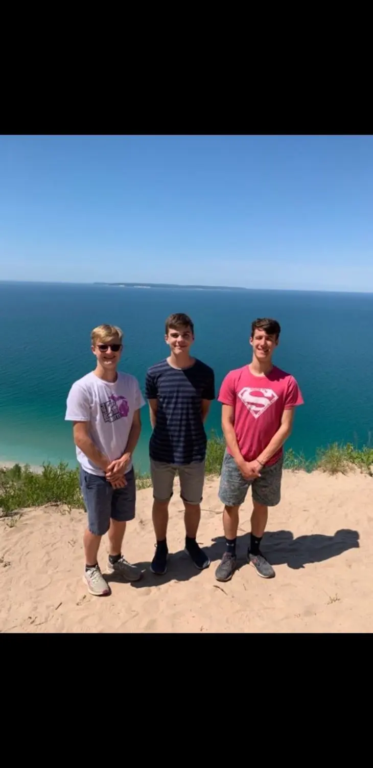 Jonathan Richter (M.) hat mit seinen beiden Gastbrüdern viele gemeinsame Erlebnisse geteilt. Sommer an einem der vielen Seen in Michigan gehörte ebenso dazu wie richtig tiefer Schnee zur Weihnachtszeit.