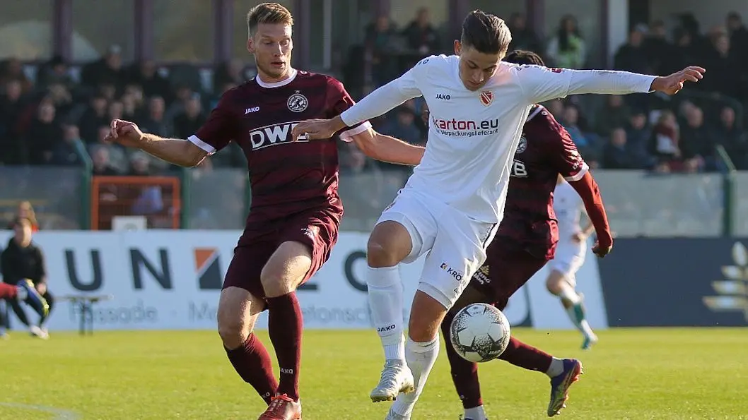 Arnel Kujovic (rechts) von Energie Cottbus schirmt in dieser Szene im Spiel gegen den BFC Dynamo den Ball ab.