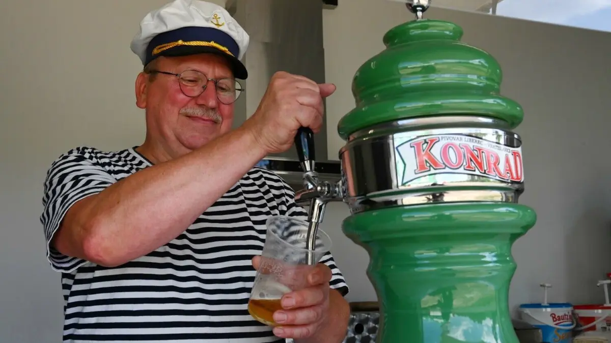 Gerd Richter zapft frisches Bier direkt am Cottbuser Ostsee.
Gert Richter betreibt seit kurzem am Aussichtsturm Merzdorf am künftigen Cottbuser Ostsee einen Imbiss-Container.