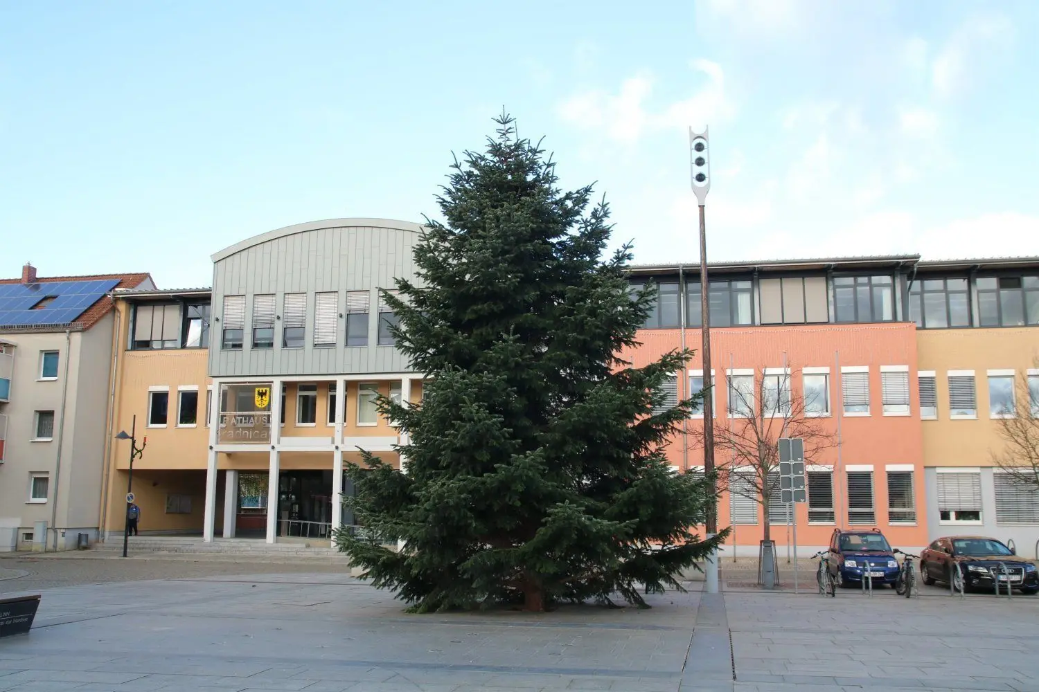 Am Montag wurde auch der Baum auf dem Lübbener Markt aufgestellt.