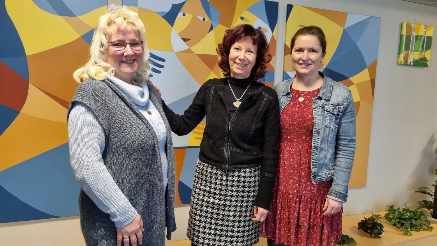 Gabriela Lehmann (Mitte), ehemalige Leiterin der Oberschule Ehm Welk, mit Nachfolgerin Silke Schiller (li.) und der neuen stellvertretenden Schulleiterin Kerstin Stelter.