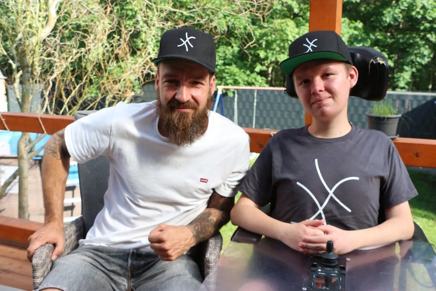 Diego Soor (17, re.) aus Bröthen hat Hoyerswerdas "HY" neu interpretiert. Bei seinem Vater Silvio (42) ist das Logo schon jetzt der letzte Schrei.