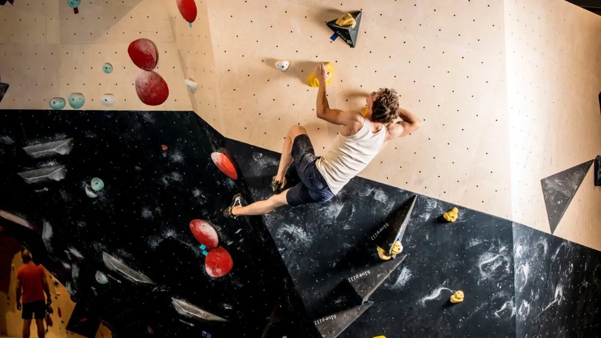 Bouldern wie in Potsdam soll ab Herbst auch in Cottbus möglich sein. Derzeit wird die Halle an der Parzellenstraße dafür hergerichtet.
So bouldern können Sportler bald auch in Cottbus. Dafür wird derzeit eine Halle hergerichtet. Sie wird ähnlich wie die Halle in Potsdam auf dem Foto eingerichtet.