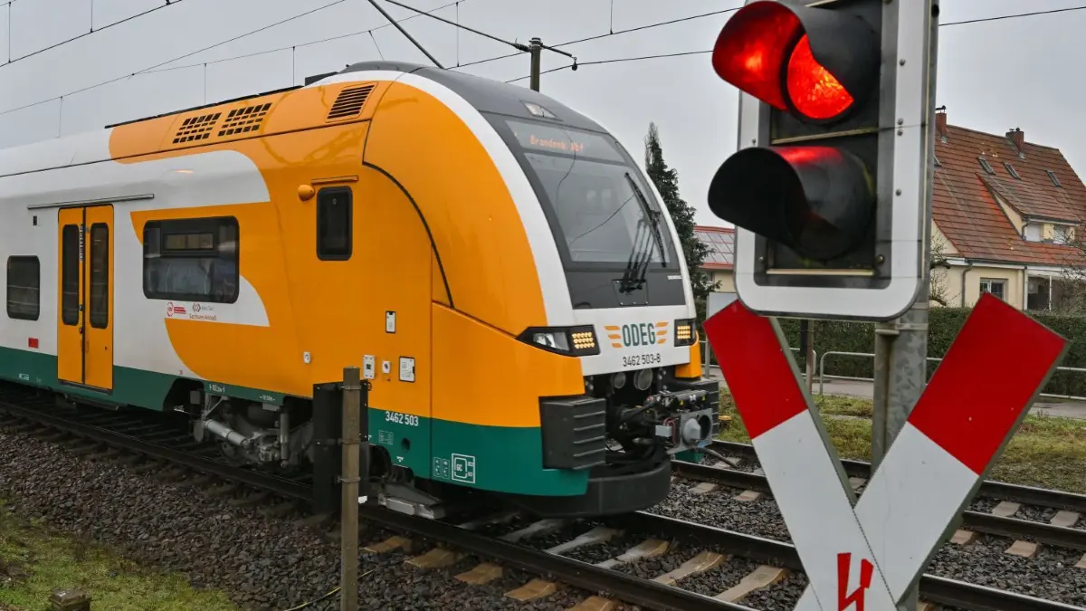 Regionalzüge des RE 1 werden ab 5. August nicht auf der Berliner Stadtbahn unterwegs sein. Die ODEG hat Fahrplanabweichungen angekündigt.
21.12.2022, Brandenburg, Jacobsdorf: Der Regionalexpress RE1 der Ostdeutschen Eisenbahngesellschaft (Odeg) fährt am Bahnhof Jacobsdorf in Richtung Berlin an einer geschlossenen Schranke vorbei. Angesichts von Zugausfällen und Störungen im Regionalverkehr in Berlin und Brandenburg will das brandenburgische Verkehrsministerium in Gesprächen mit den Bahnunternehmen rasch Verbesserungen erzielen. Es werde in dieser Woche eine weitere Sitzung geben, teilte das Ministerium in Potsdam am Dienstag mit. Das Unternehmen Odeg habe zudem bestätigt, dass Anfang des Jahres zehn zusätzliche Lokführer die Arbeit aufnehmen. Die Ostdeutsche Eisenbahngesellschaft (Odeg) nannte am Wochenende als Gründe für das eingeschränkte Angebot ein überlastetes Stadtbahnnetz in Berlin, Baumaßnahmen, Folgen des Wetters etwa durch eingefrorene Weichen und einen hohen Krankenstand. Foto: Patrick Pleul/dpa +++ dpa-Bildfunk +++
