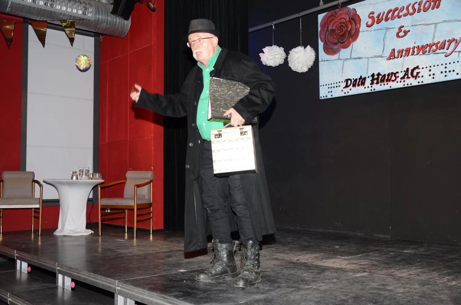 Stückschreiber und Bunte-Bühne-Chef Matthias Härtig tritt selbst auch wieder als Schauspieler auf. Diesmal in der Rolle des komischen Ganoven Wladimir Wladimirowitsch.