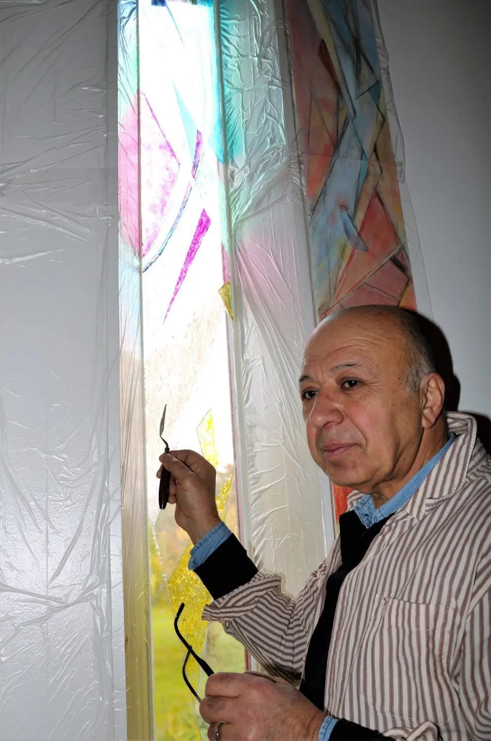 Im großen Saal des neuen Gemeindehauses der evangelischen Kirchgemeinde in Hirschfeld gestaltet Ararat Haydeyan das dominierende Giebelfenster.