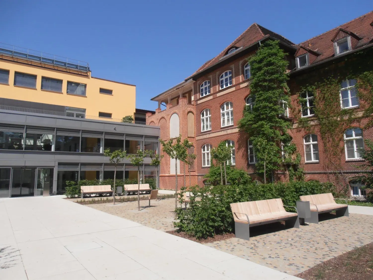 Das evangelische Krankenhaus in Luckau ist derzeit für Besucher geschlossen. Nur in Ausnahmefällen dürfen Patienten Angehörige empfangen. Wann die Einschränkungen gelockert werden können, ist noch nicht absehbar.