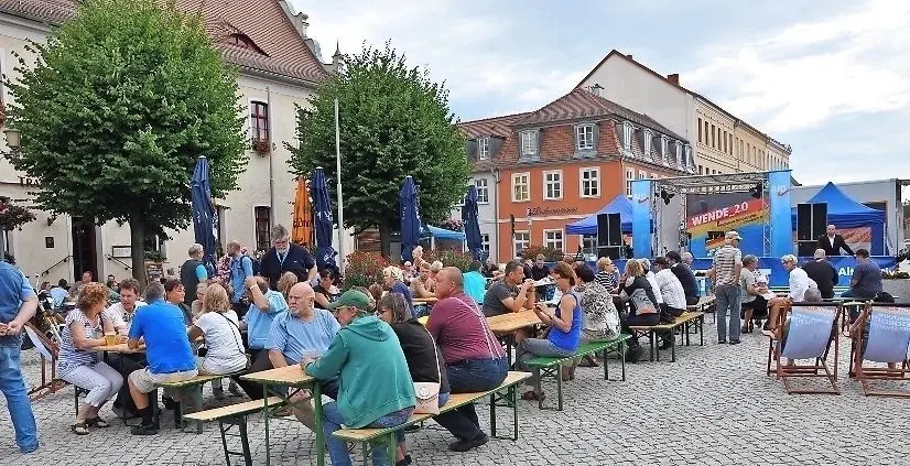 Etwa 50 Zuhörer an den von der AfD aufgestellten Tischen.