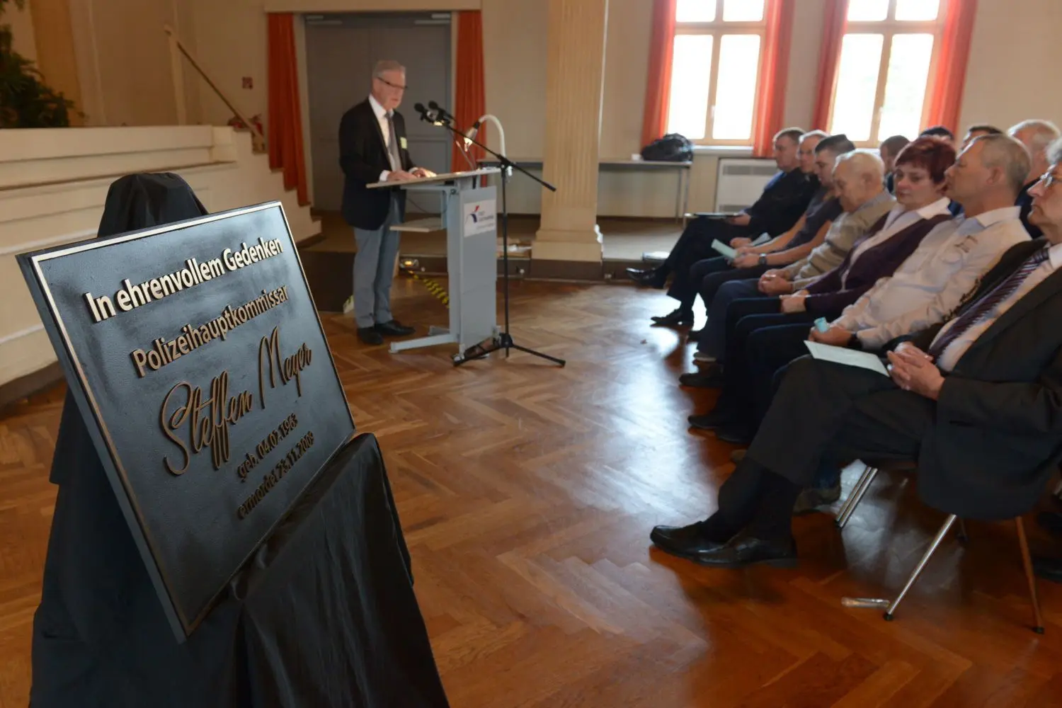 In einer bewegenden ist Gedenkveranstaltung anlässlich des zehnten Todestages des ermordeten Polizeihauptkommissars Steffen Meyer aus Lauchhammer gedacht worden.⇥