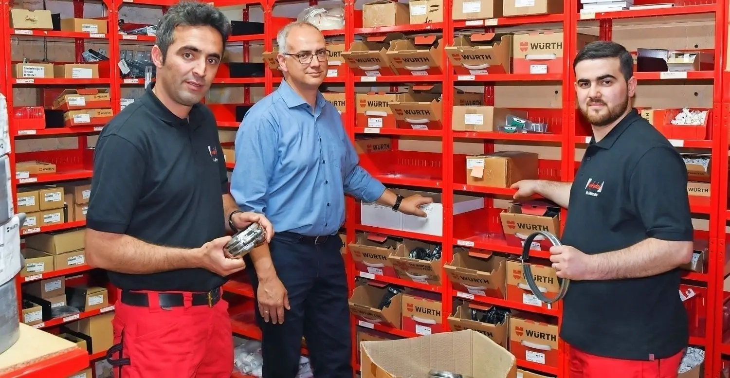 Asad Shirzad aus dem Iran, Mario Ruckdäschel, Büroleiter der WVG und Mohamad Hamdo aus Syrien (v.l.).Multinationalität ist in der Cottbuser Firma längst Alltag.