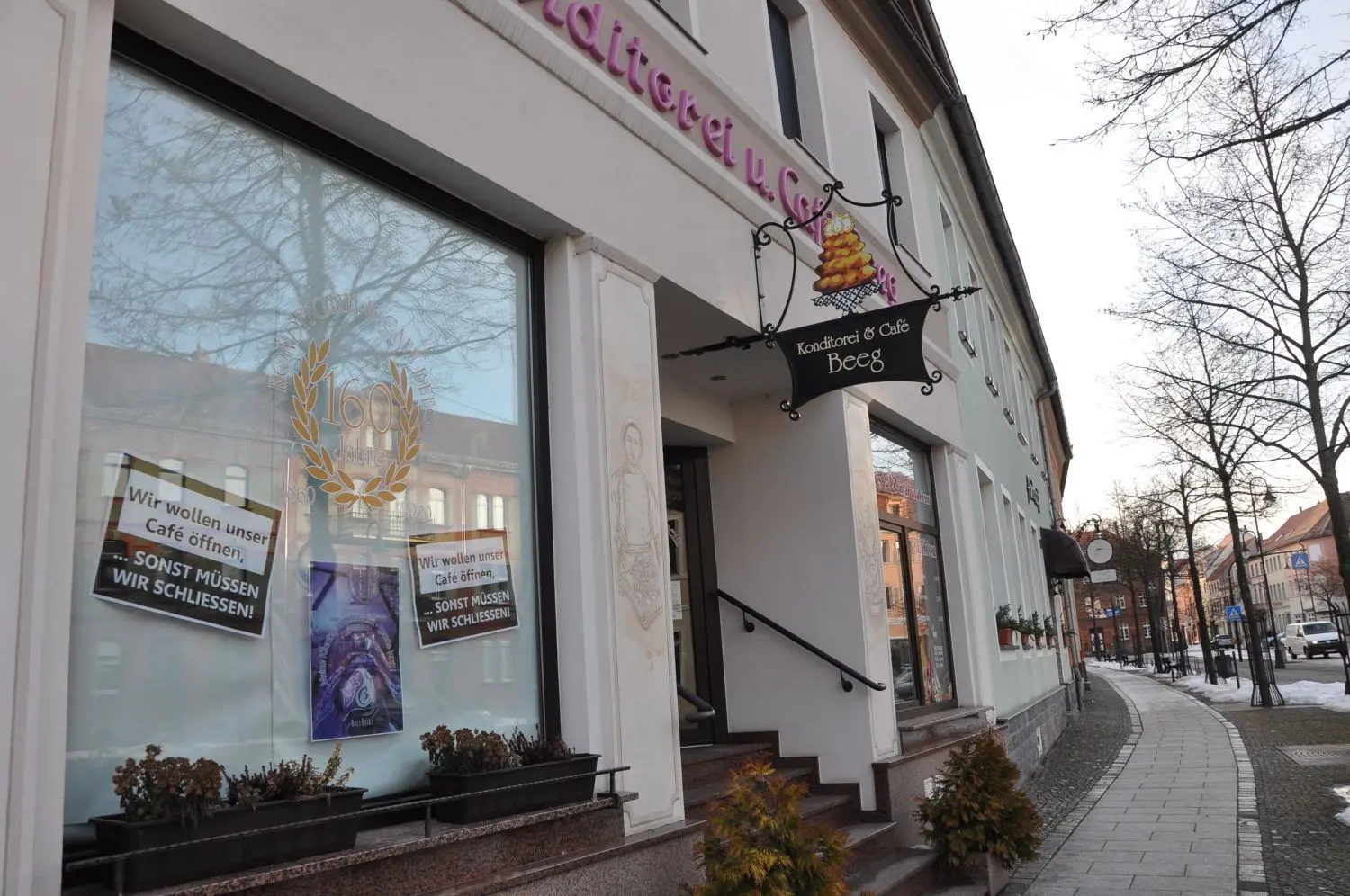 In Bad Liebenwerda haben Geschäftsleute ihre Schaufenster weiß verhangen und mit Plakaten gegen die verordnete Corona-Zwangsschließung versehen.