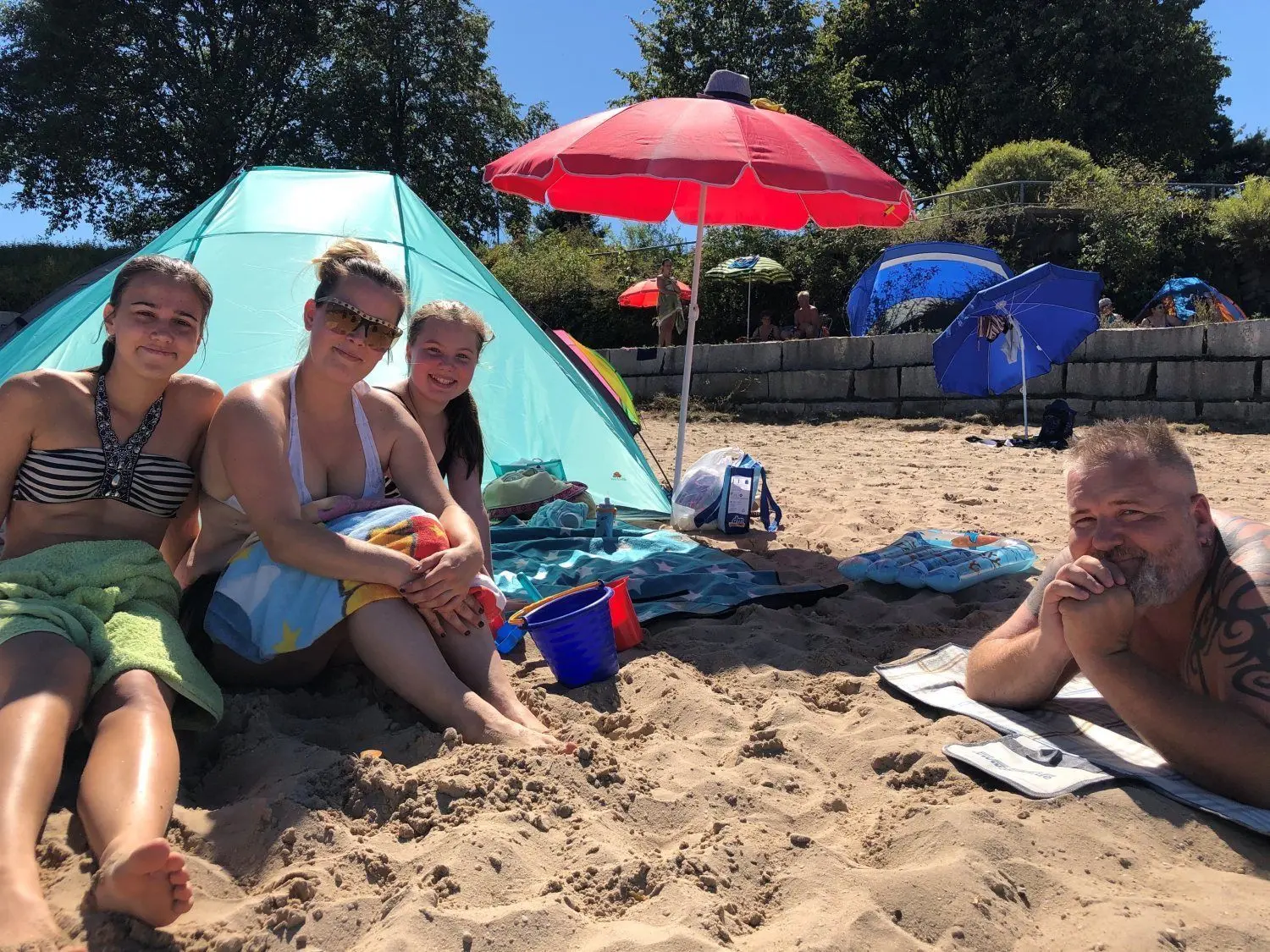 Katja (32) und Peter (40) halten am Strand Abstand zu anderen Badegästen. Mit dem Coronavirus hat das nicht so viel zu tun - Raucher stören sie mehr.