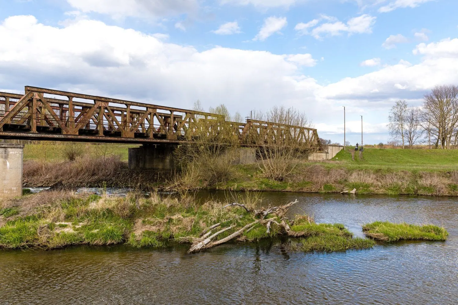 Von den beiden Gleisen der Eisenbahnbrücke über die Neiße nach Polen wird noch eins befahren.