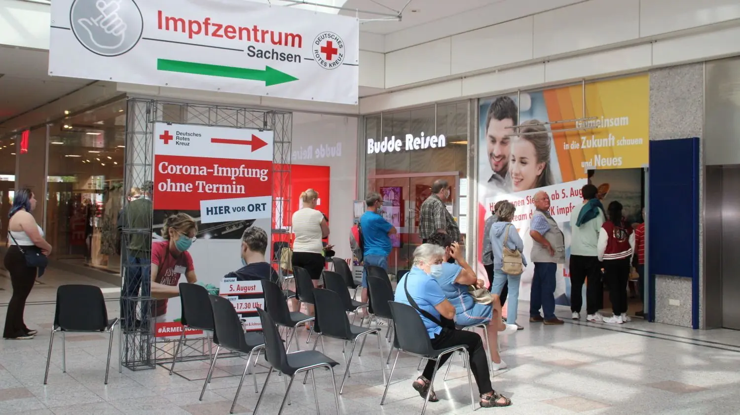 Bei der ersten von insgesamt vier geplanten Impf-Aktionen im Lausitz-Center Hoyerswerda herrschte großer Andrang. Die Warteschlange war teilweise mehr als 100 Meter lang.