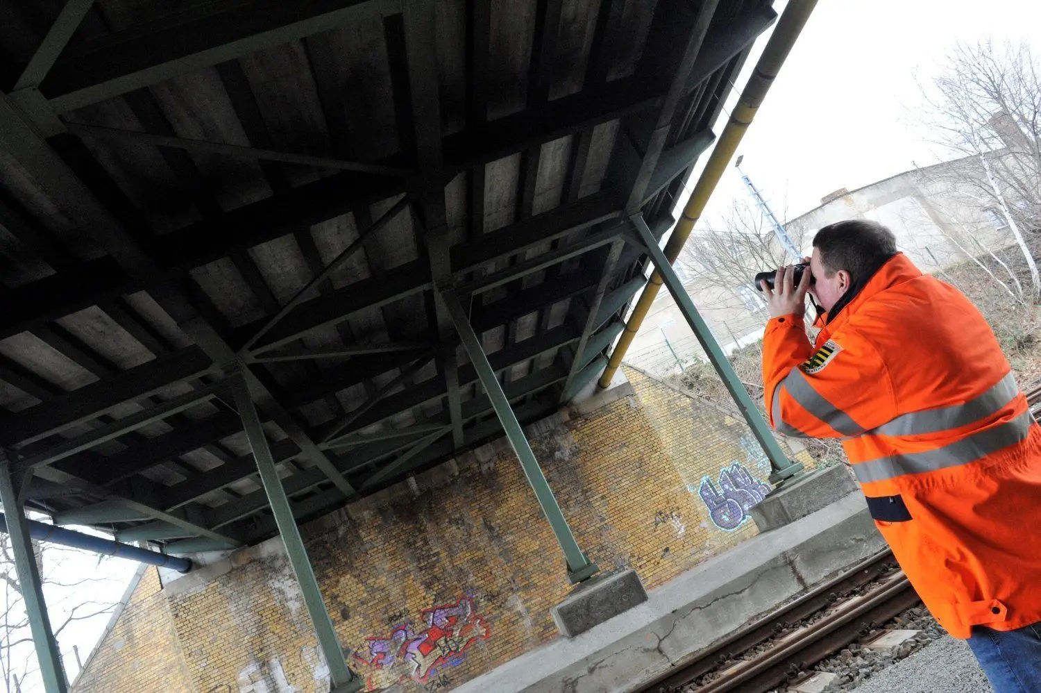 Experten hatten die Bahnbrücke in Weißwasser untersucht.