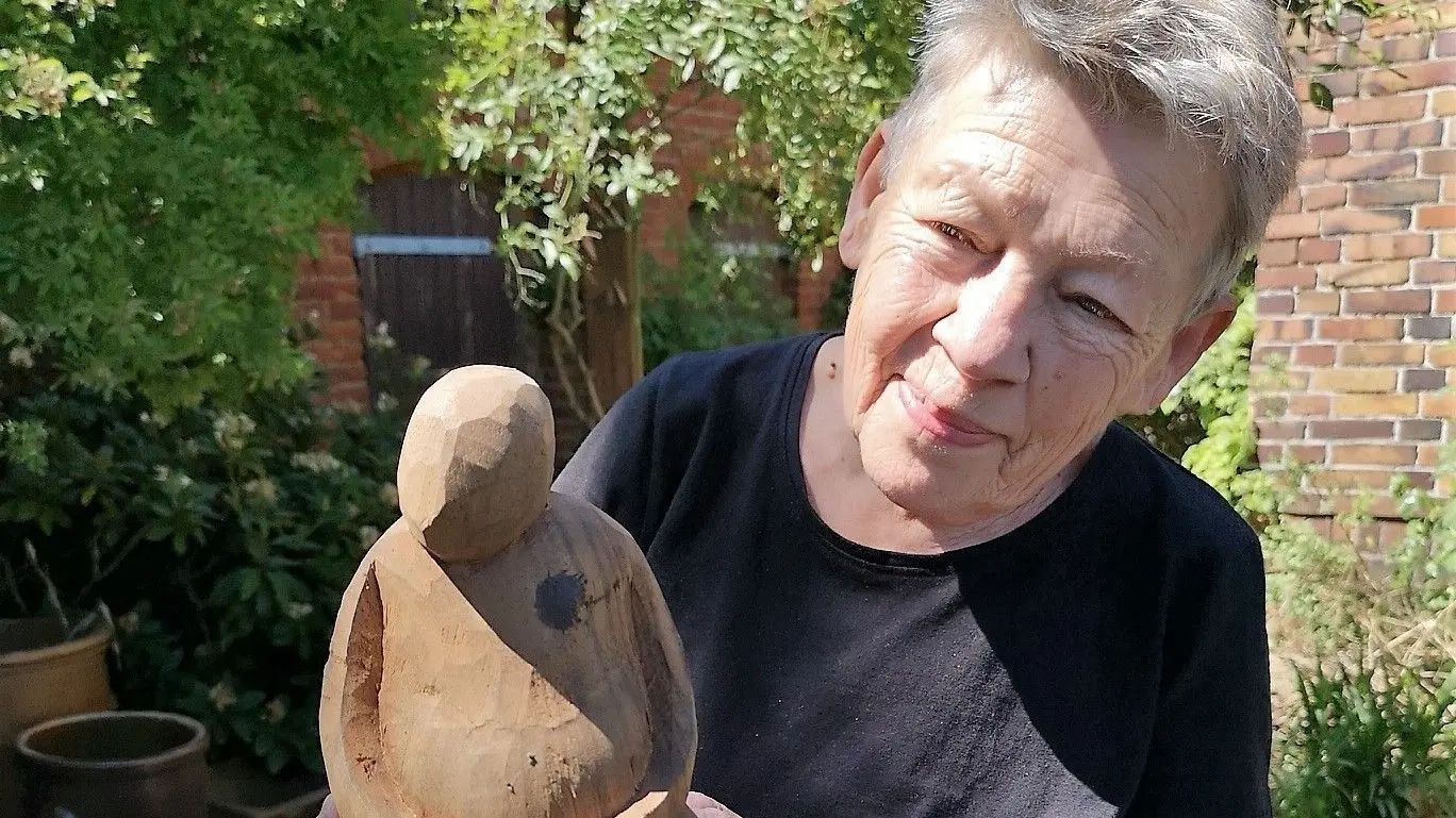 Barbara Vizethum mit ihrem kleinen Mann aus Holz, für den sie einen Platz sucht.