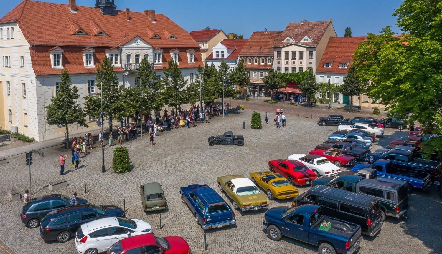 Ein Mitglied der US-Car-Freunde hat am Sonnabend in Bad Liebenwerda geheiratet. Und dabei kamen die Anhänger der Gruppe zunächst nur, um vor der üblichen Ausfahrt ein Gruppenfoto auf dem Marktplatz zu machen.