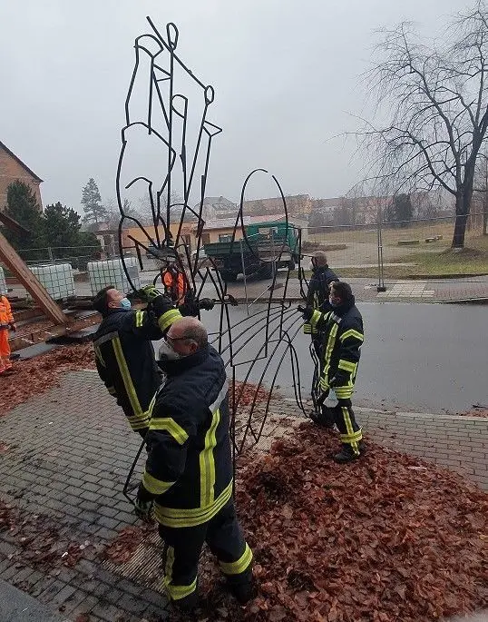 Mitglieder der Feuerwehr Weißwasser haben die Metallkonstruktion aus dem Treppenhaus im Weißwasseraner Volkshaus gesichert.