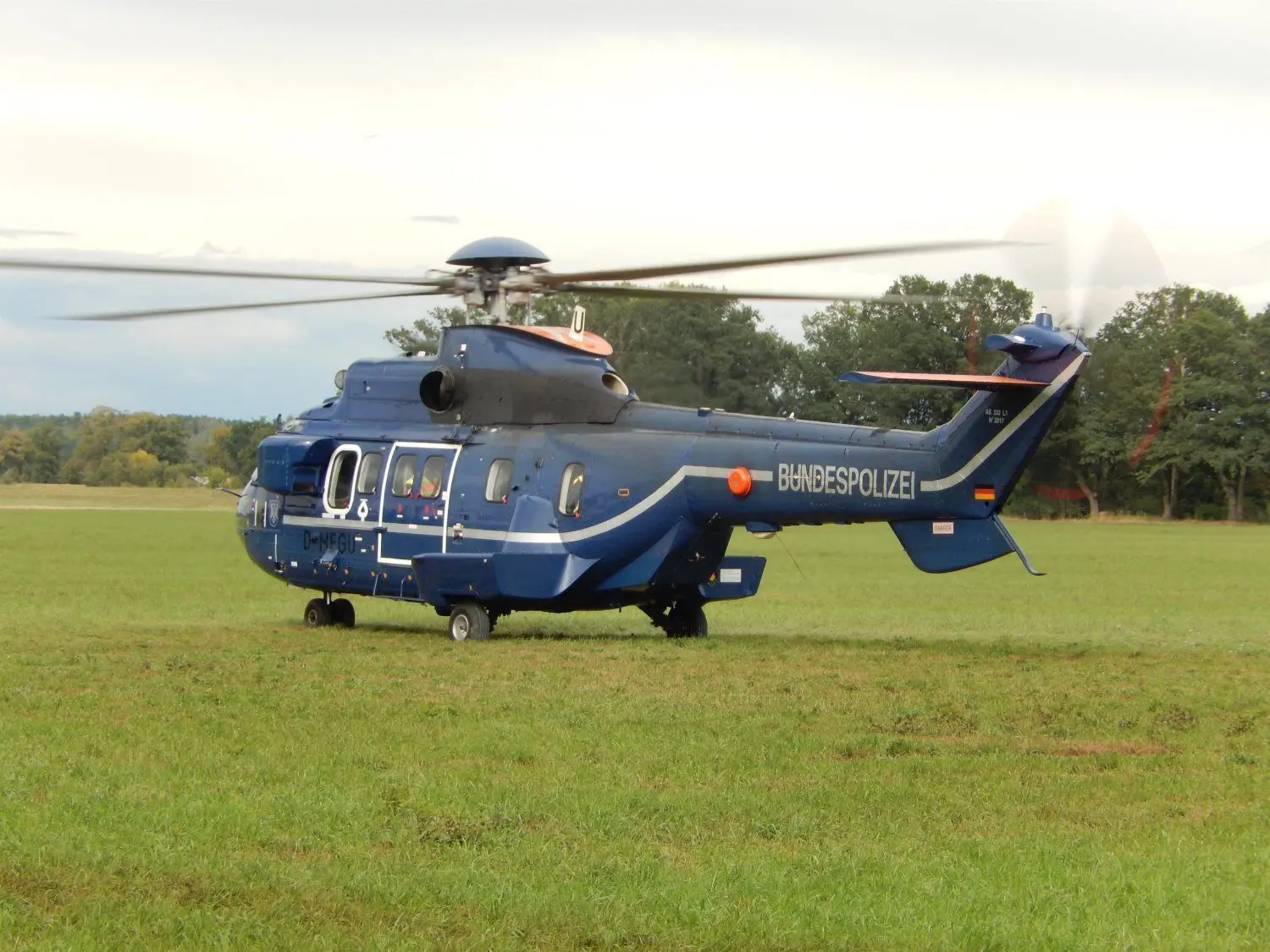 Sprungfahndung der Bundespolizei mit Hubschrauber am Grenzübergang Neu Sacro / Forst.