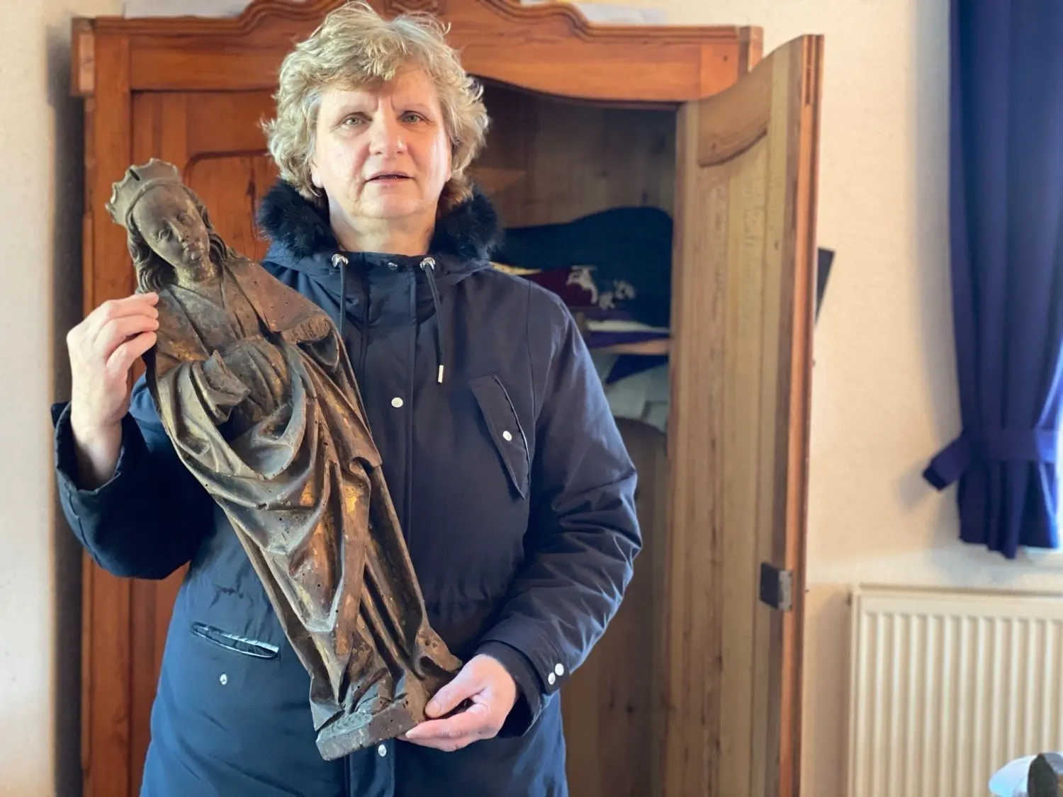 Gabriele Kölling vom Gemeindekirchenrat setzt sich für die Restaurierung der mittelalterlichen Figuren in Großkrausnik ein.