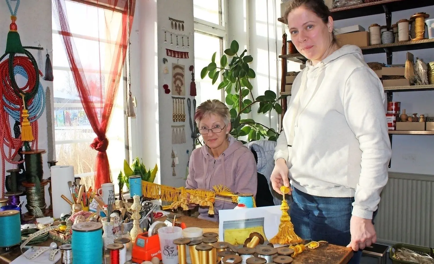 Marita Heidenreich (l.) stellt gerade die Musterquaste für den Dresdner Ballsaal her. Wie diese fertig aussieht, zeigt Chefin Diane Maren Jende.⇥