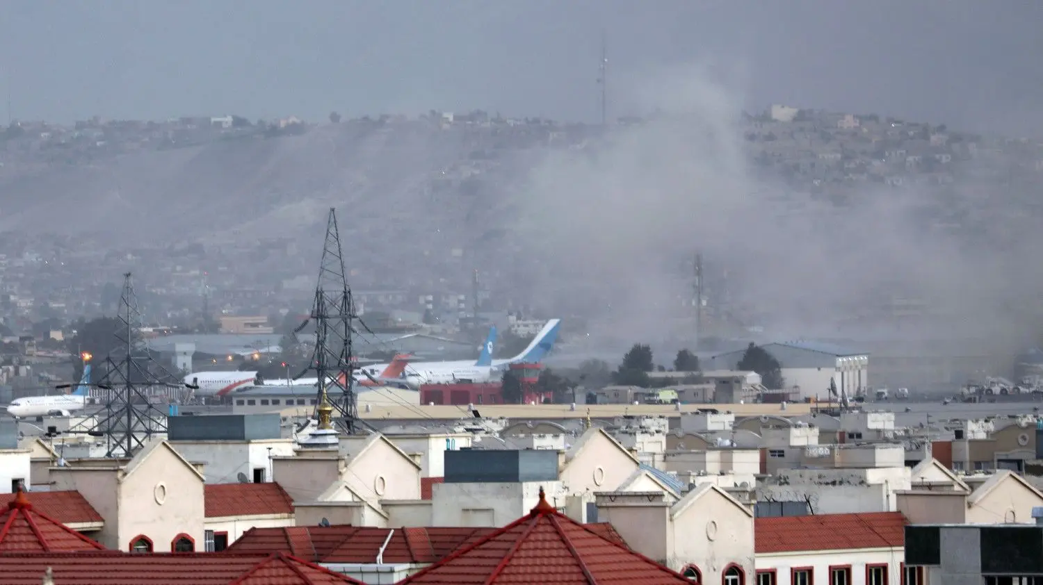 Rauch steigt von einer Explosion außerhalb des Flughafens in Kabul auf. Die Explosion ereignete sich außerhalb des Flughafens, wo Tausende Menschen nach der Machtübernahme der militant-islamistischen Taliban auf der Evakuierung aus Afghanistan zusammengekommen sind.