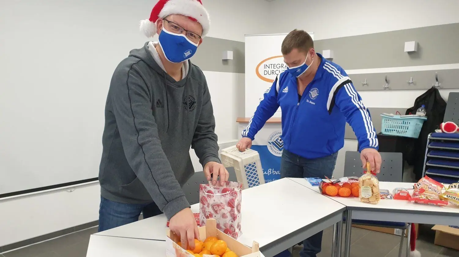 Gesundes darf in den Geschenketüten für den Finsterwalder Fußballnachwuchs natürlich nicht fehlen. Auf dieser Aufnahme die Verpacker: SpVgg-Vereinschef Stefan Höhne (links) und Nachwuchsleiter Kleinfeld, Thomas Oepen.