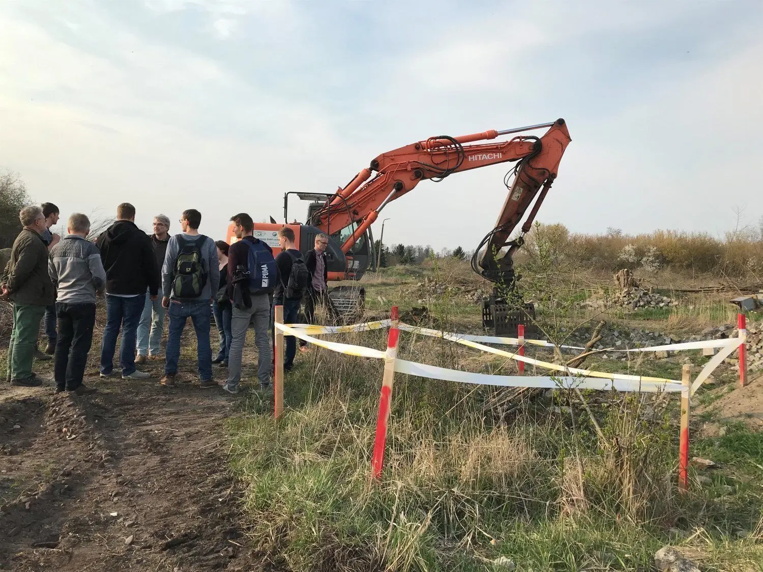 Auf der "Deponie Langer Rücken" lagern Abfälle aus sechs Jahrzehnten. Zum Stand der Sanierung informierte sich der Landtagsabgeordnete Benjamin Raschke (Bündnis 90/Die Grünen) bei Mitarbeitern der Unteren Naturschutzbehörde, der unteren Abfallwirtschafts- und unteren Bodenschutzbehörde und der Stadt Lübben. Das Absperrband im Vordergrund kennzeichnet ein Ameisennest. ⇥Foto: Liesa Hellmann