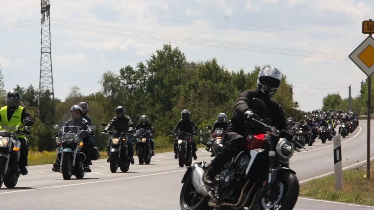 Die große Ausfahrt am Samstag ist immer der Höhepunkt, diesmal führt sie zum Adler- und Jagdfalkenhof nach Werchow bei Calau.
Bikertreffen Limberg