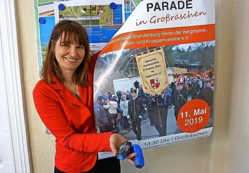 Stadtsprecherin Kati Kiesel freut sich auf die Gäste zur Großräschener Hafeneinweihung. Zur Erinnerung gibt es schwarz-blaue Brikett-Seifen. ⇥