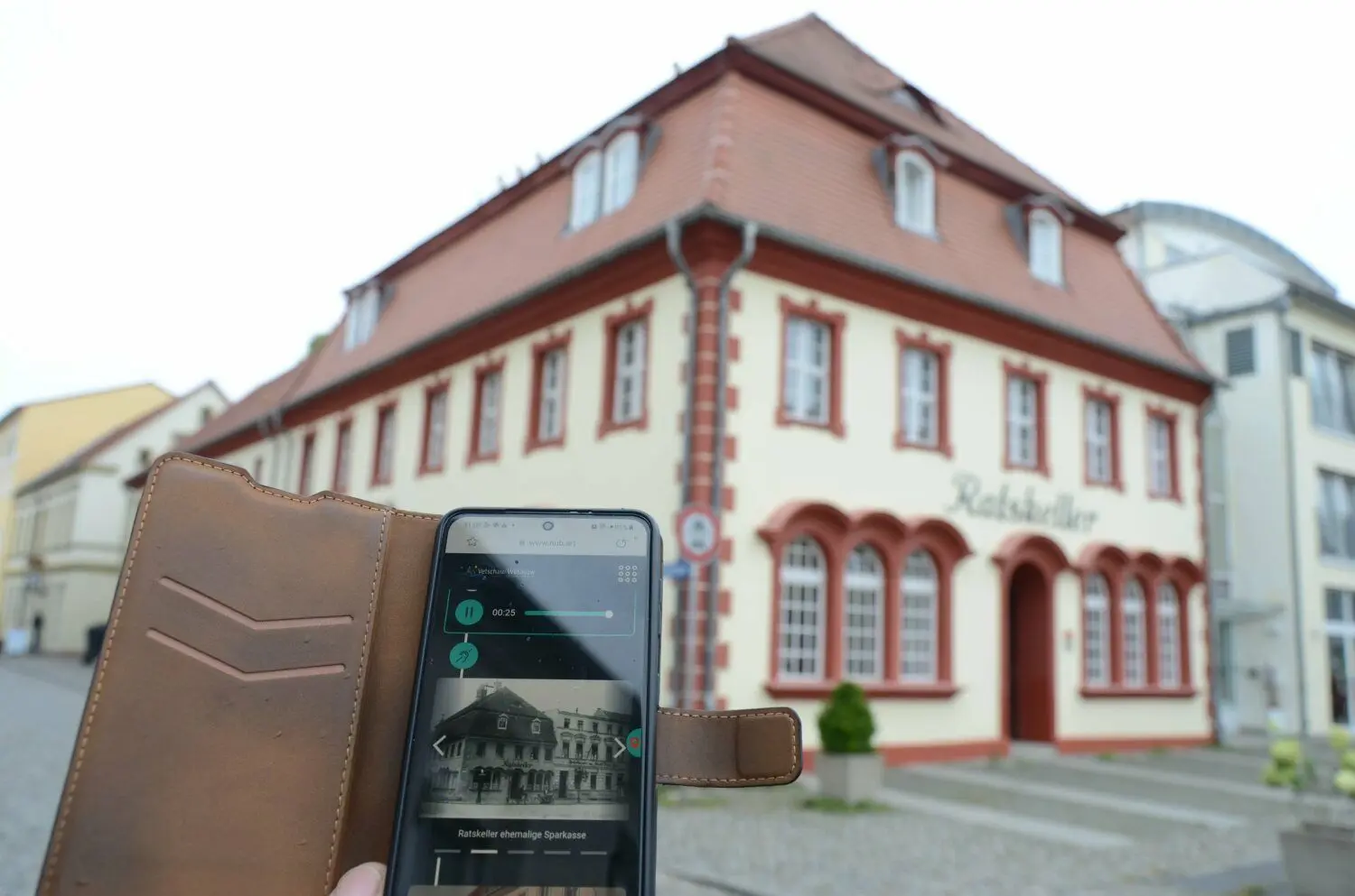 Eine von 35 Stationen beim digitalen Stadtrundgang ist der Ratskeller, warum ist das Gebäude das schönste Haus am Platz?