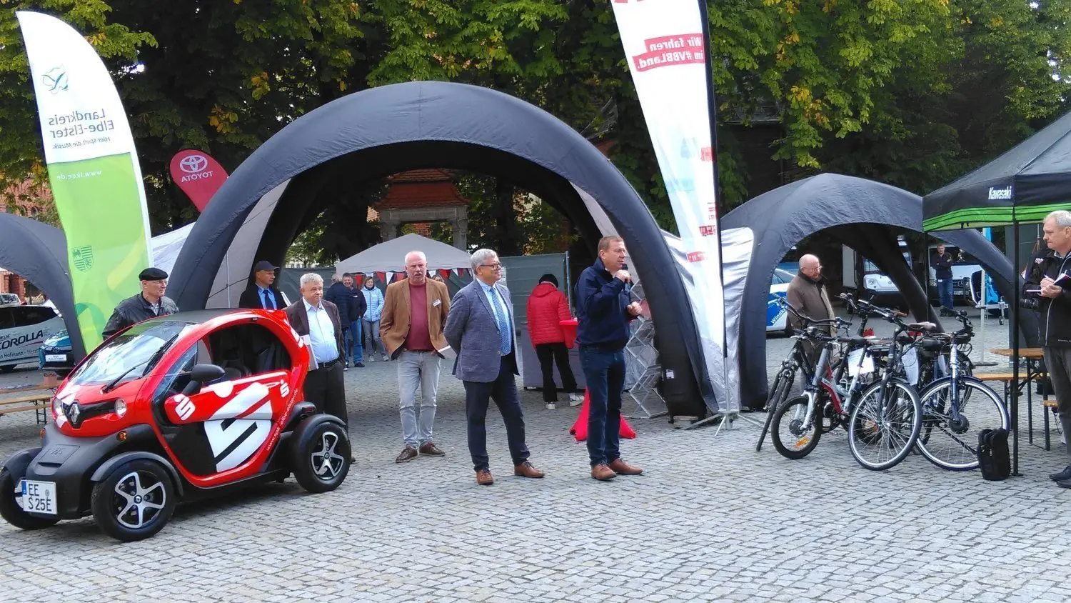 Den 2. Mobilitätstag Elbe-Elster hatte Landrat Christian Heinrich-Jaschinski auf dem Markt in Bad Liebenwerda eröffnet. Parallel zu der Freiluftschau mit E-Mobilen wurden tagsüber in der benachbarten Orgelakademie Fachvorträge unter anderem zu alternativen Mobilitätsformen gehalten.