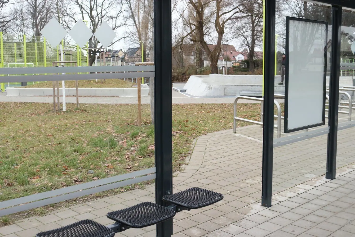 An der Bushaltestelle für die Grundschule in Herzberg fehlen schon wieder große Scheiben. Sie wurden mutwillig kaputt gemacht.