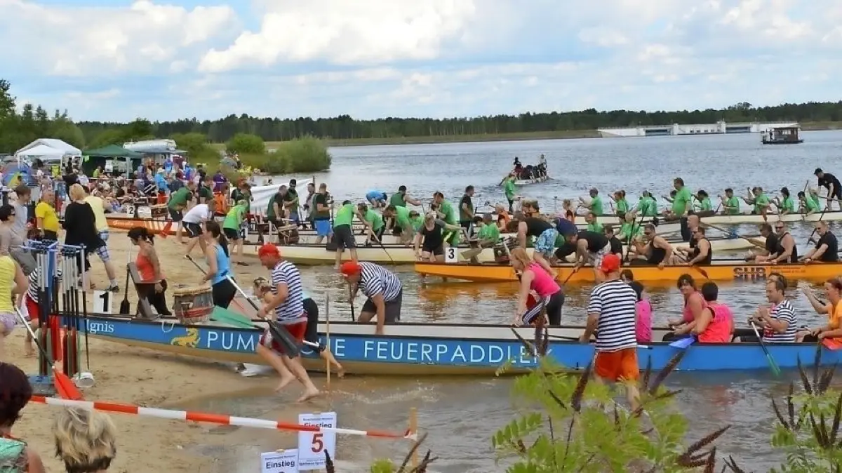 Die Wasserspiele Neuhausen/Spree sind seit Jahren ein Höhepunkt am Spremberger Stausee. 44 Teams haben sich diesmal angemeldet.
Die 11. Wasserspiele Neuhausen am Spremberger Stausee sorgten am Wochenende wieder für viel Spaß. Das Nachtrennen am Freitagabend hatte wieder eine ganz besondere Atmosphäre. Foto Hirche (jul1)