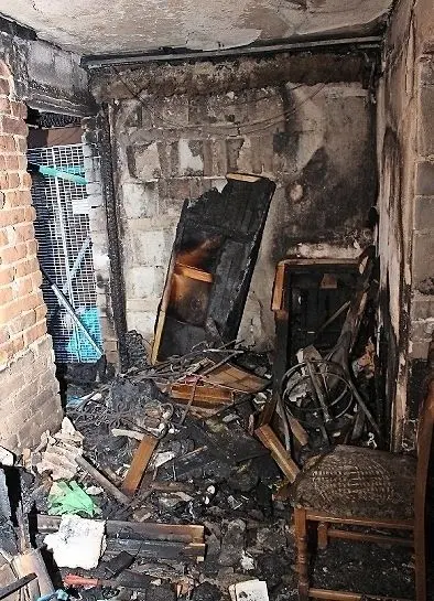 Das Foto zeigt das Ausmaß nach dem Brand im Keller. ⇥