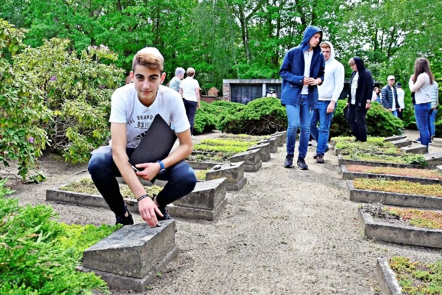 Auf dem jüdischen Friedhof in Tröbitz haben der 16-jährige Liam aus Israel und andere Teilnehmer des deutsch-israelischen Jugendaustausches Steine auf den Gräbern abgelegt. Es ist ein Zeichen im Sinne von „Ich war hier, hab dich besucht, an dich gedacht“. ⇥