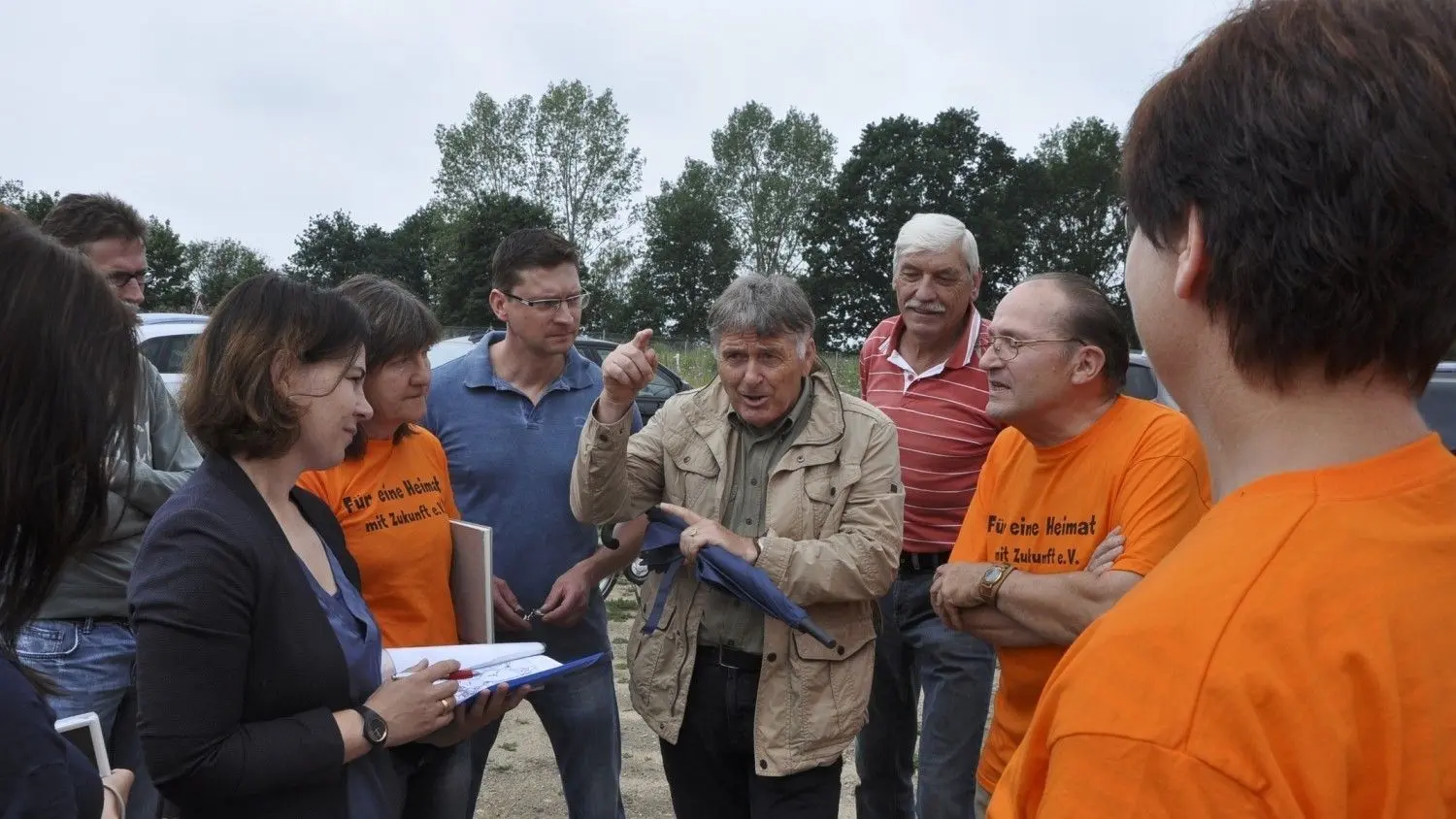 Das war im Sommer 2017 in Mühlberg: Die damalige Bundestagsabgeordnete Annalena Baerbock (Bündnis 90/Die Grünen, l.), heute in einer Doppelspitze mit Robert Habeck Bundesvorsitzende der Partei, im Gespräch mit Vertretern der Bürgerinitiative und Landwirten.