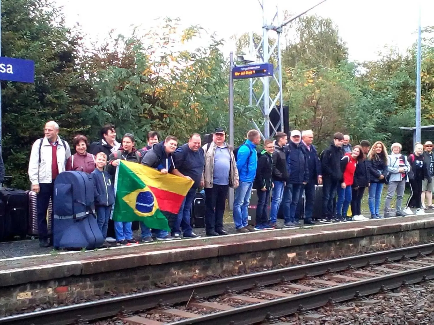 Ganz am Anfang der ersten großen Konzertreise des Jugendblasorchesters Plessa: Warten auf den Zug auf dem heimischen Bahnhof.