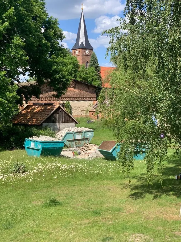 Die vielen Bauschuttcontainer lassen erahnen, welche Mengen an Bauschutt die Familie in den vergangenen Monaten aus dem Gutshaus / Schloss geschleppt hat.