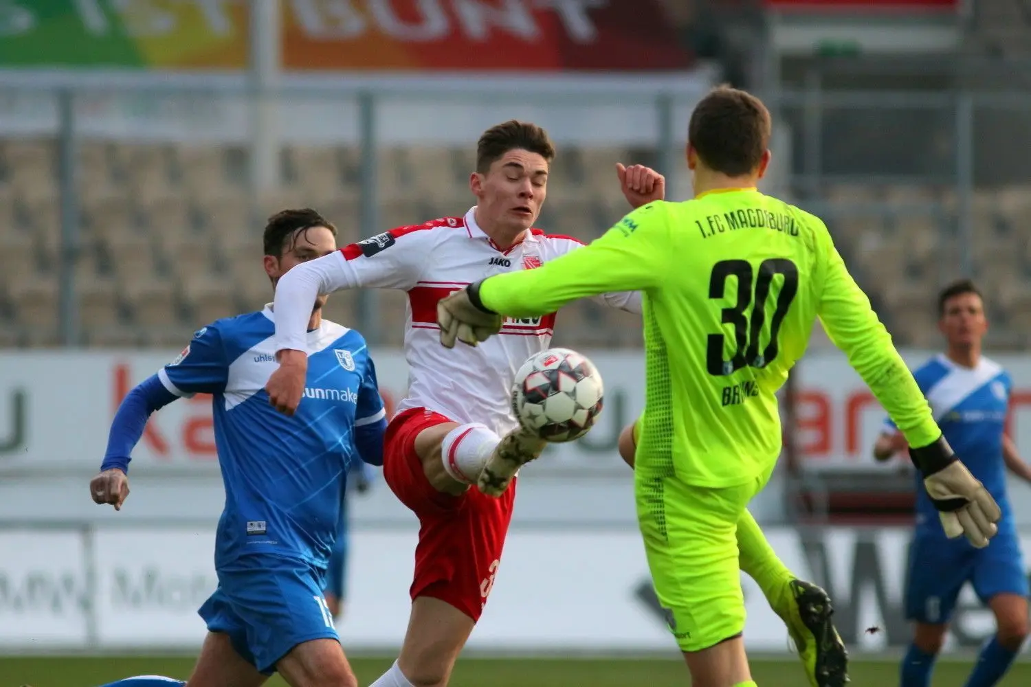 Hier spitzelt Moritz Broschinski den Ball am Magdeburger Keeper Brunst vorbei und erzielt den Treffer des Tages.
