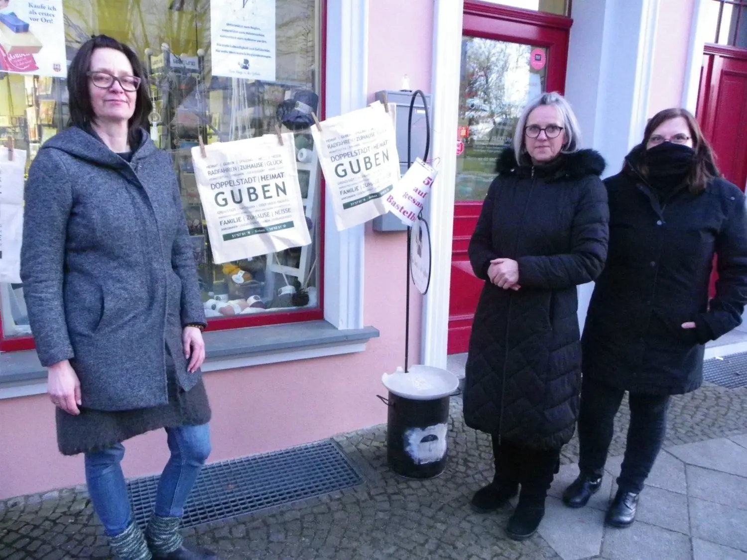 Doreen Hodea (l.) vor ihrem Geschäft in der Frankfurter Straße gemeinsam mit Cathrin Kluge und der Grafikdesignerin Bettina Schönfelder (r.), die beide die Protestaktion der Einzelhändler unterstützten.