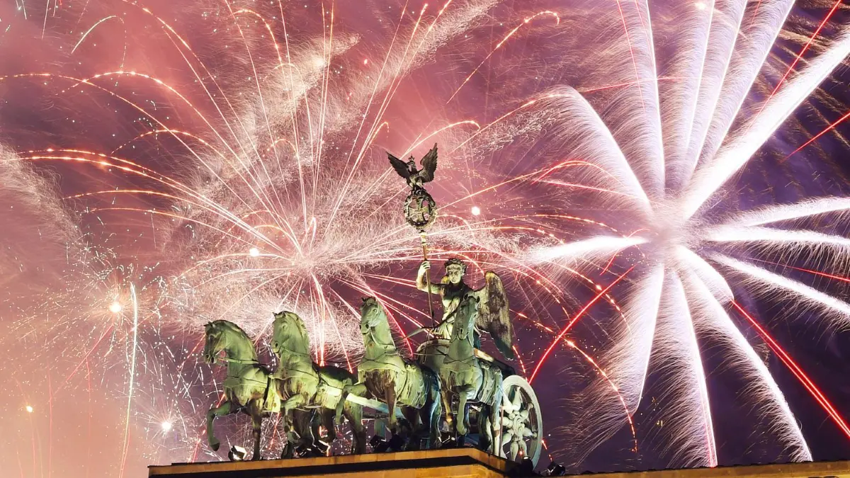 Viel zu bestaunen: Auch wegen der Corona-Pandemie will die Berliner Grüne das diesjährige Feuerwerk an Silvester verbieten. Das stößt unter anderem auf Kritik.
ARCHIV - 31.12.2018, Berlin: Ein Feuerwerk ist während Deutschlands größter Silvesterparty am Brandenburger Tor zu sehen. (zu "Deutschlands größte Party zum Jahreswechsel mit vielen Musikern") Foto: Monika Skolimowska/dpa-Zentralbild/dpa +++ dpa-Bildfunk +++