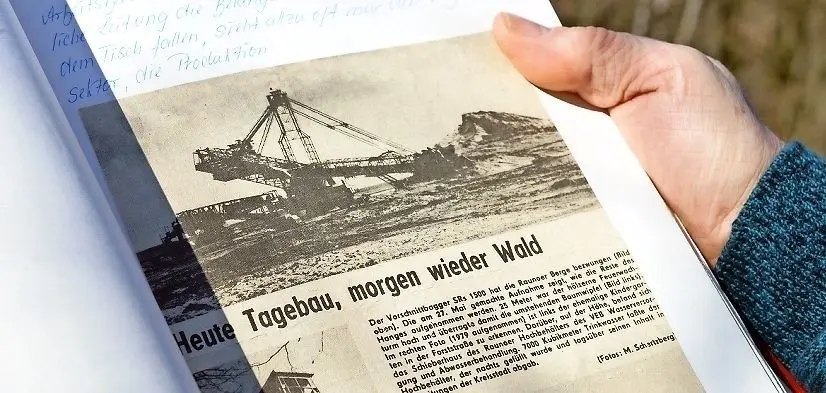 Von der Generalreparatur bis zum Abtragen der Höhe 304 in Rauno im Jahr 1984 sind alle wichtigen Daten im Leben des „Blauen Wunders“ im Brigadebuch festgehalten. Viele Einträge stammen aus der Hand von  Detlef Bergmann. Das Buch hütet er wie einen Schatz. Es belegt eindrucksvoll, welche Bedeutung dem Schaufelradbagger SRs 1500 im Tagebau Meuro zukam.