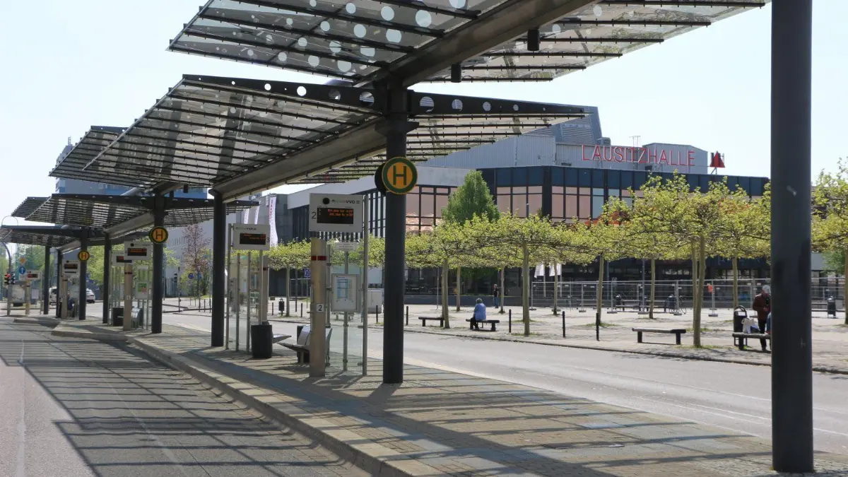 Der Busbahnhof am Lausitzer Platz bleibt am 25. April leer, weil die Verkehrsgesellschaft Hoyerswerda streikt.⇥
Der Busbahnhof am Lausitzer Platz bleibt am 25. April leer, weil die Verkehrsgesellschaft Hoyerswerda streikt.